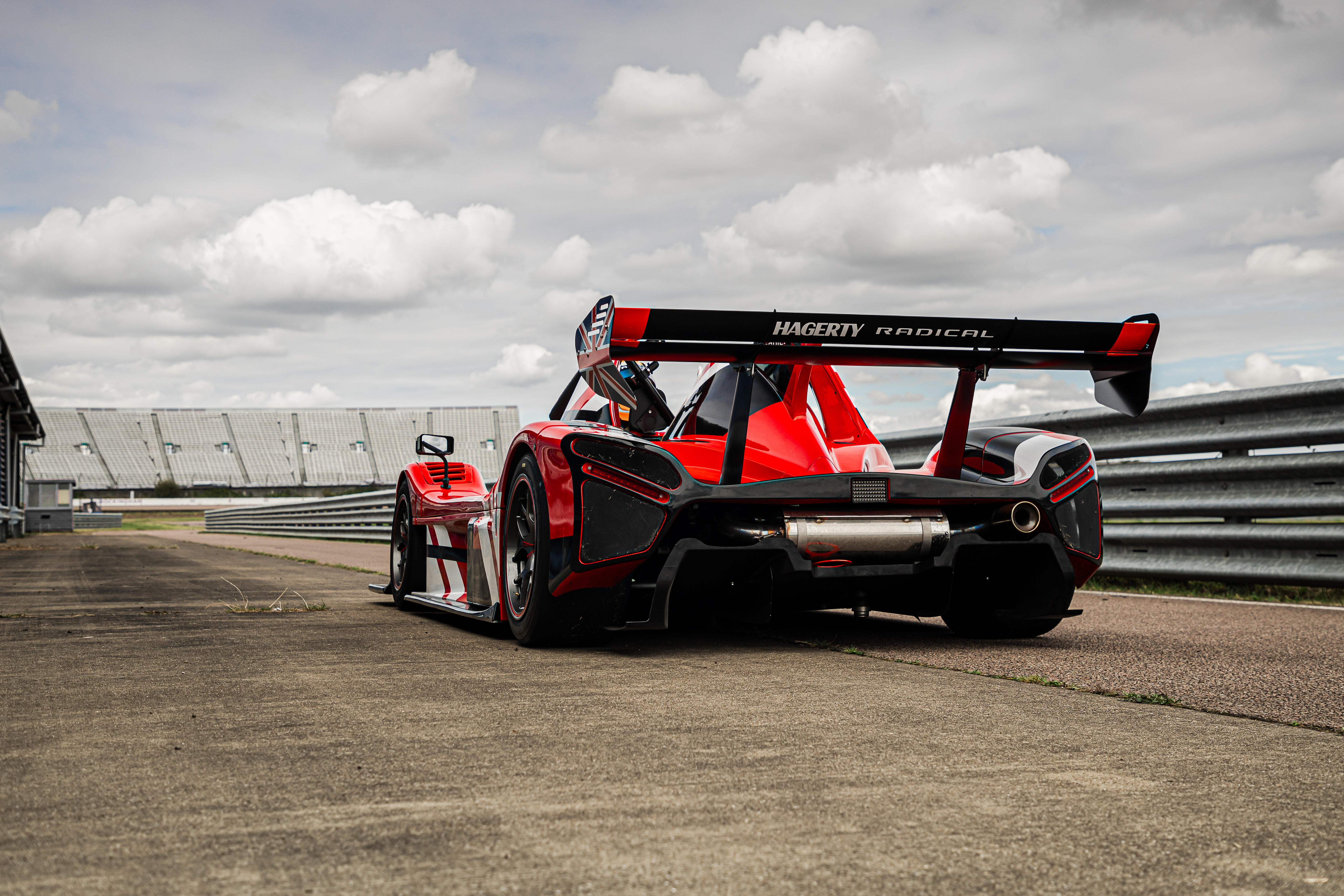 Radical Motorsport | News | Radical SR3 XXR obliterates Rockingham